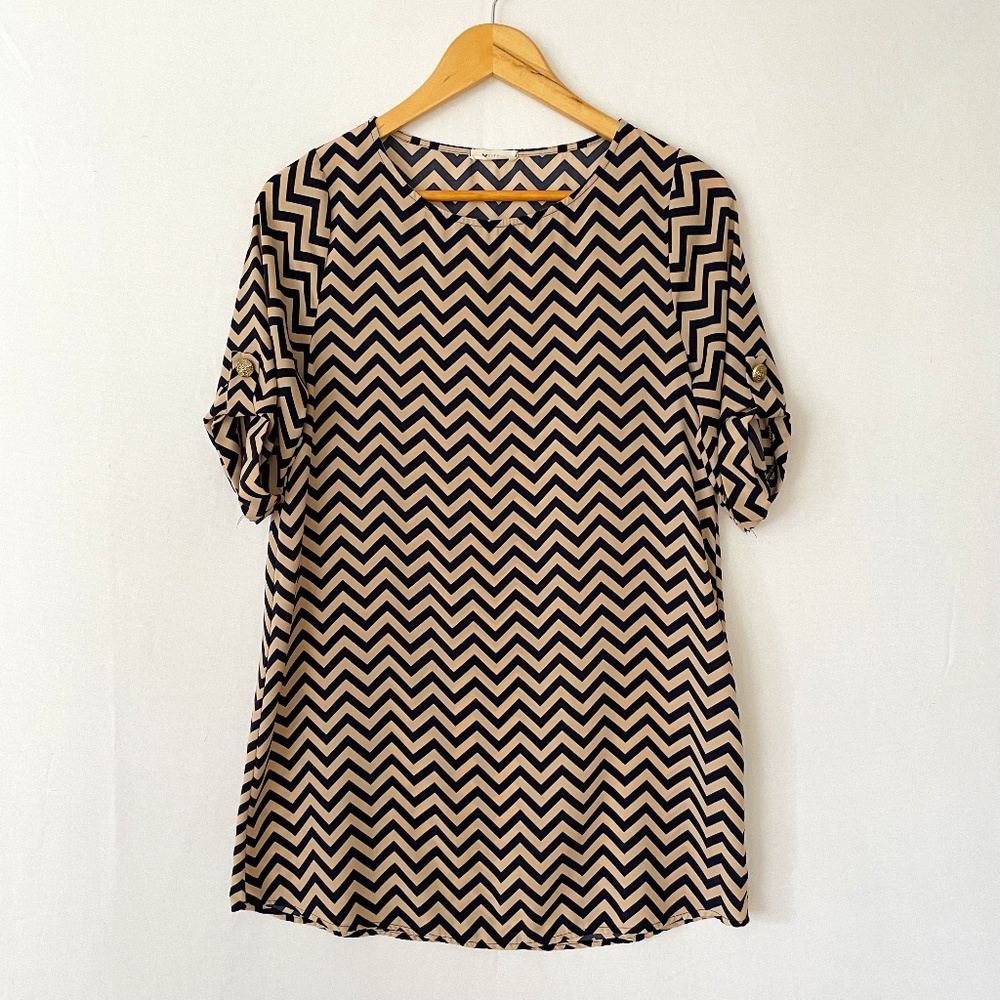 EVERLY Women's Size Small Navy Tan Chevron Short Sleeve Shift Mini Dress